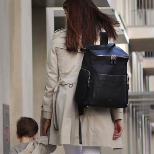 Storksak Alyssa The convertible baby nappybag without compromise / lifestyle mum and son / leather and gold